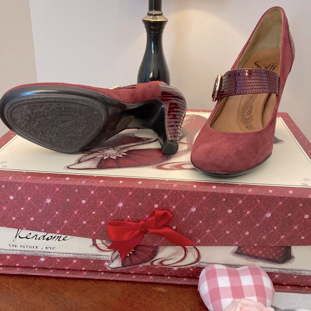 Size 7 Sofft Mary Jane heels. Like new. No wear on soles.